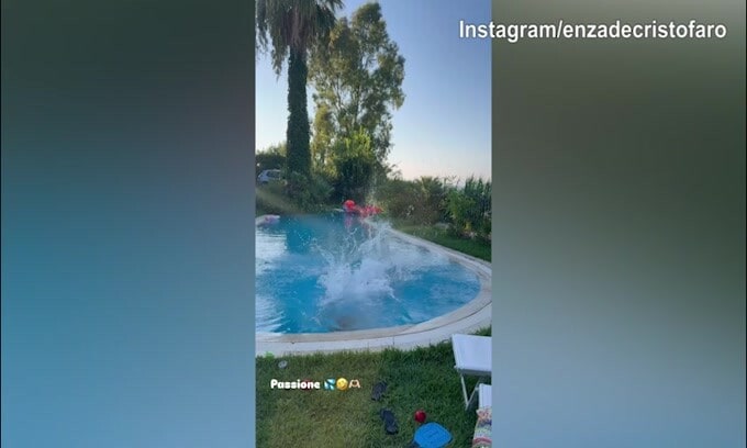Lady d'Ambrosio e Danilo, tuffo insieme in piscina