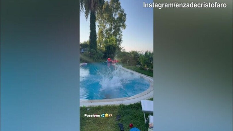 Lady d'Ambrosio e Danilo, tuffo insieme in piscina
