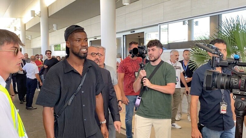 Danso, l'arrivo e le foto con i baby tifosi