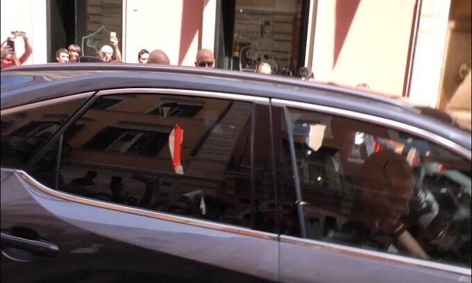 Roma, Dybala al Roma Store: il saluto ai tifosi