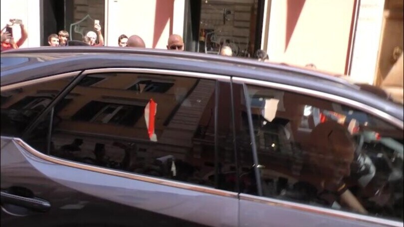 Roma, Dybala al Roma Store: il saluto ai tifosi
