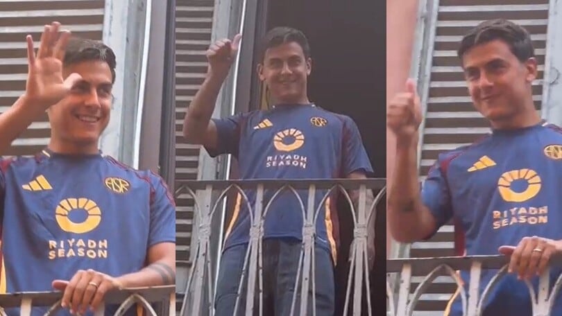Dybala allo store della Roma: tifosi in delirio
