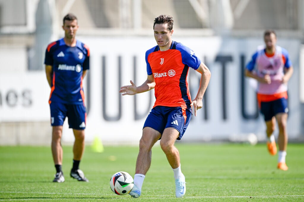 Chiesa è a Liverpool: manca la firma. Il Bologna ufficializza Benjamin Dominguez