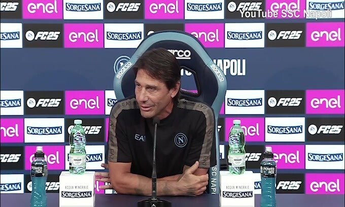 Conte: "Sono stato di notte al murale di Maradona"