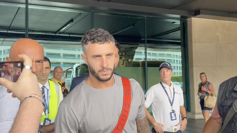 Roma, Hermoso sbarca a Fiumicino: l'abbraccio con i tifosi