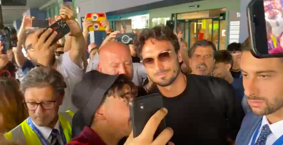 Roma, Hummels accolto dall'entusiasmo dei tifosi