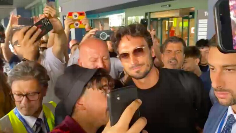 Roma, Hummels accolto dall'entusiasmo dei tifosi