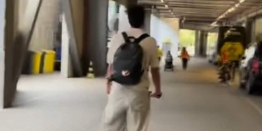 Roma, Hummels arriva in monopattino al Signal Iduna Park di Dortmund
