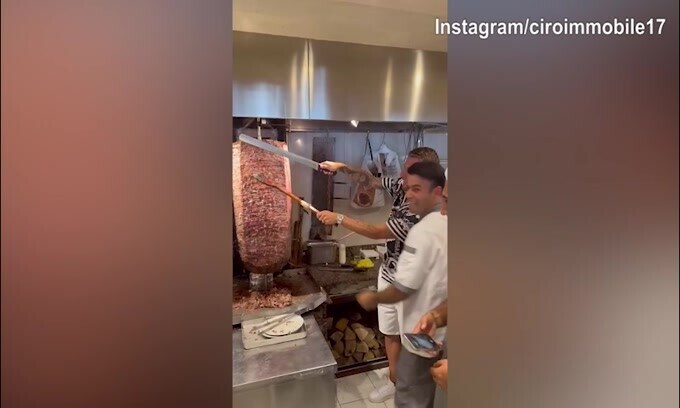 Ciro Immobile in cucina: l'attaccante taglia il Kebab