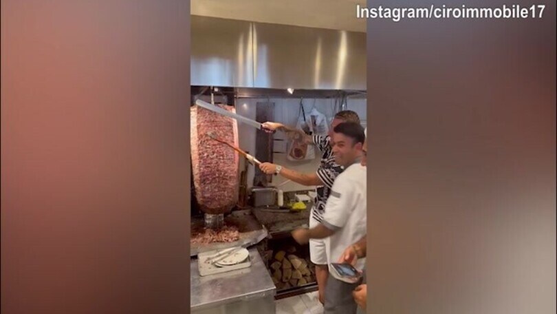 Ciro Immobile in cucina: l'attaccante taglia il Kebab