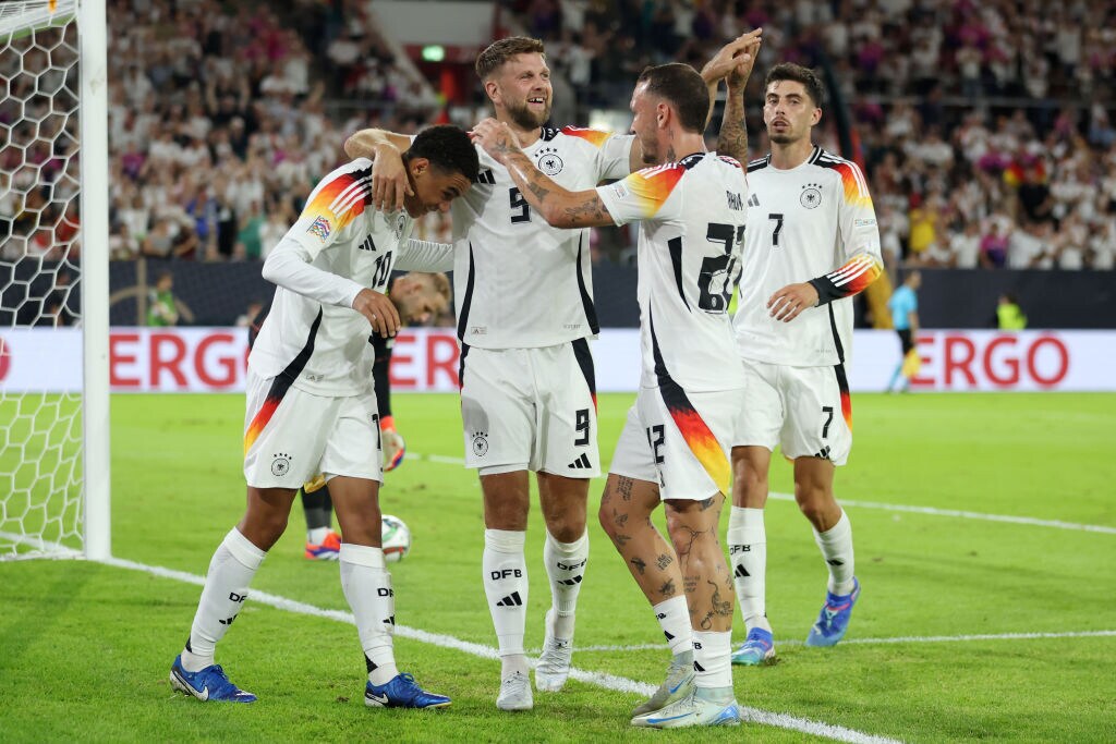 Nations League, la Germania super l'Ungheria. Napoli: passeggiata notturna di Conte in città