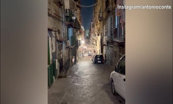 Conte in visita al Murales di Maradona: i tifosi impazziscono