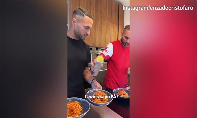 I fratelli D'Ambrosio impegnati in cucina