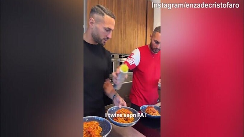 I fratelli D'Ambrosio impegnati in cucina
