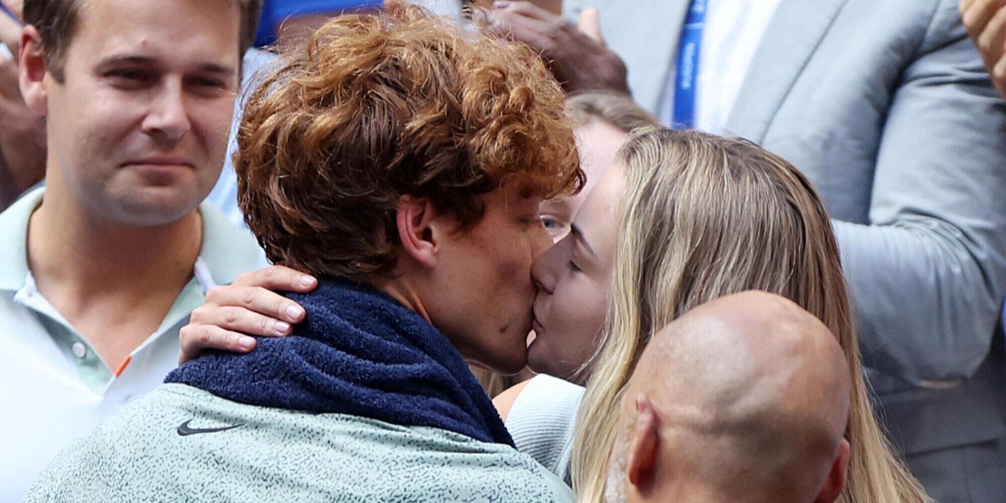 Sinner e il bacio alla fidanzata Anna Kalinskaya dopo il trionfo agli Us Open