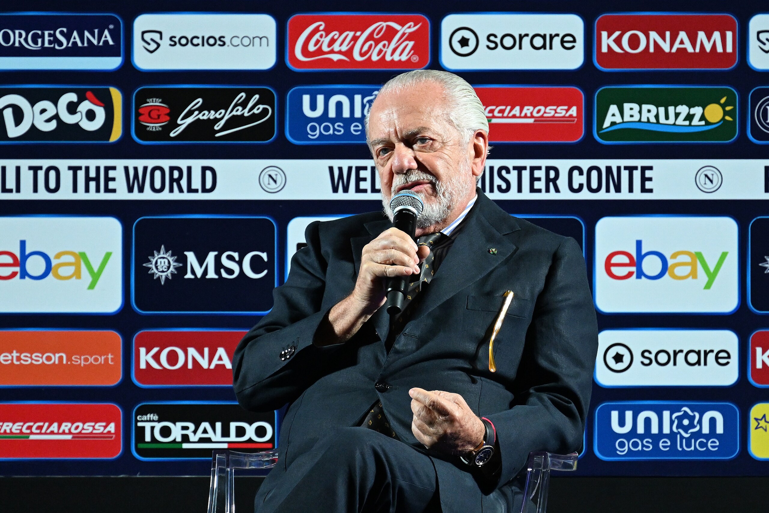 Napoli, De Laurentiis si emoziona sul palco. Inter: Dumfries verso il rinnovo