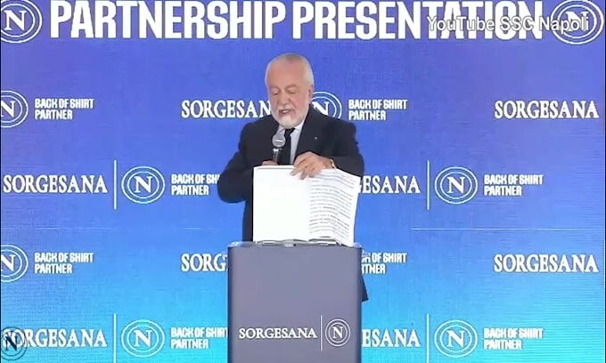 De Laurentiis: "Lo spettacolo è appena cominciato". Poi scoppia in lacrime