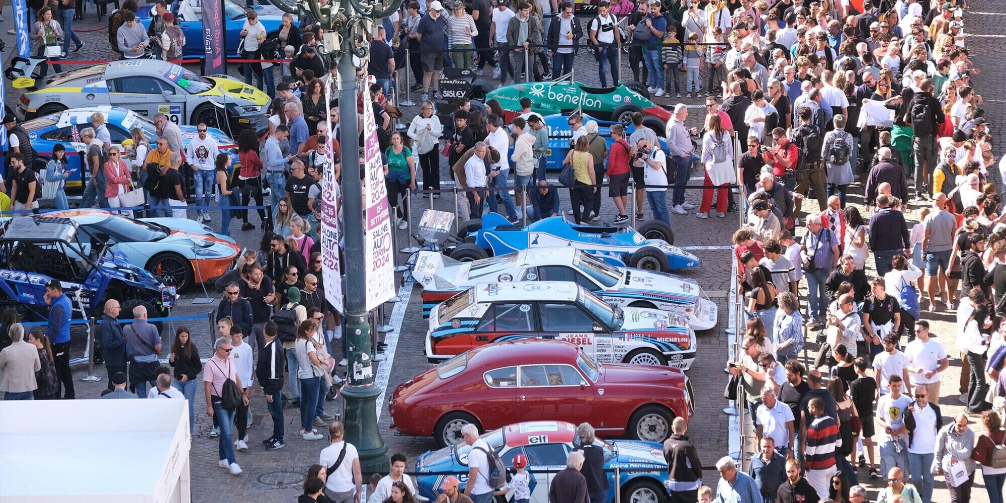Terrore al Salone di Torino: auto da rally sulla folla, 15 feriti