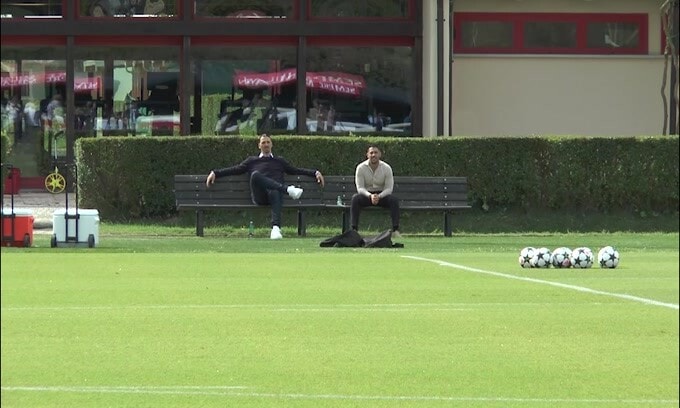 Milan, Ibra osserva l'allenamento della squadra