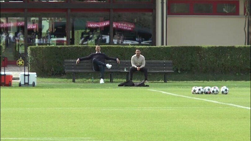 Milan, Ibra osserva l'allenamento della squadra