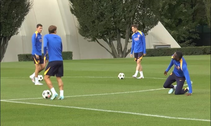 Inter, Thuram preso a pallonate dai compagni