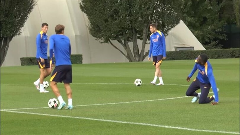 Inter, Thuram preso a pallonate dai compagni