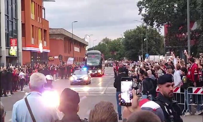 Milan, l'arrivo del pullman rossonero salutato dai tifosi