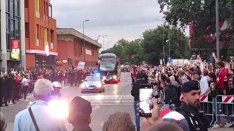 Milan, l'arrivo del pullman rossonero salutato dai tifosi