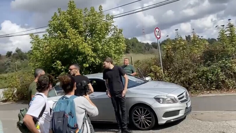 Due tifosi a Trigoria urlano contro la Roma. La Digos li ferma, loro scappano