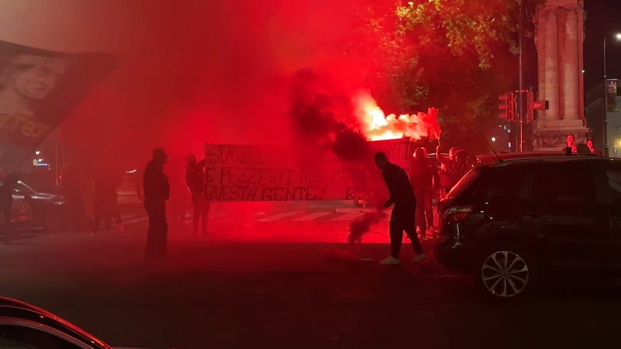 Delirio sotto casa di De Rossi: fumogeni e striscioni, Daniele ringrazia