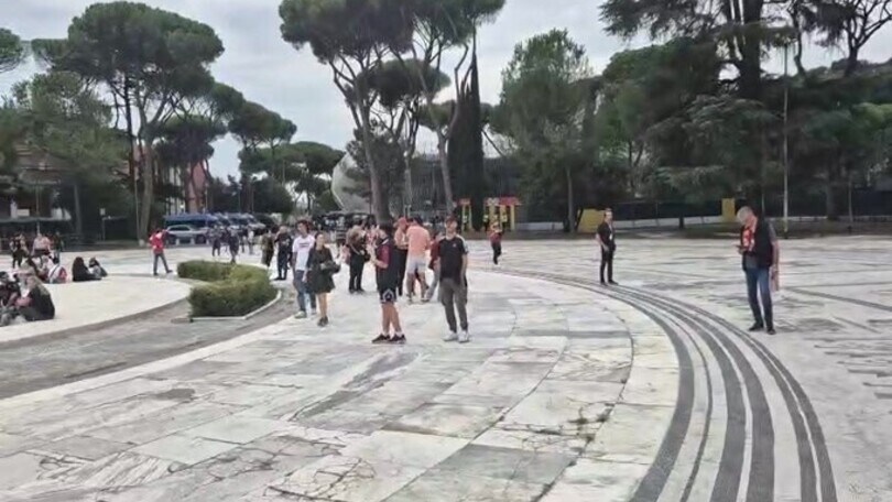 Roma-Udinese, striscione dei tifosi fuori dall'Olimpico