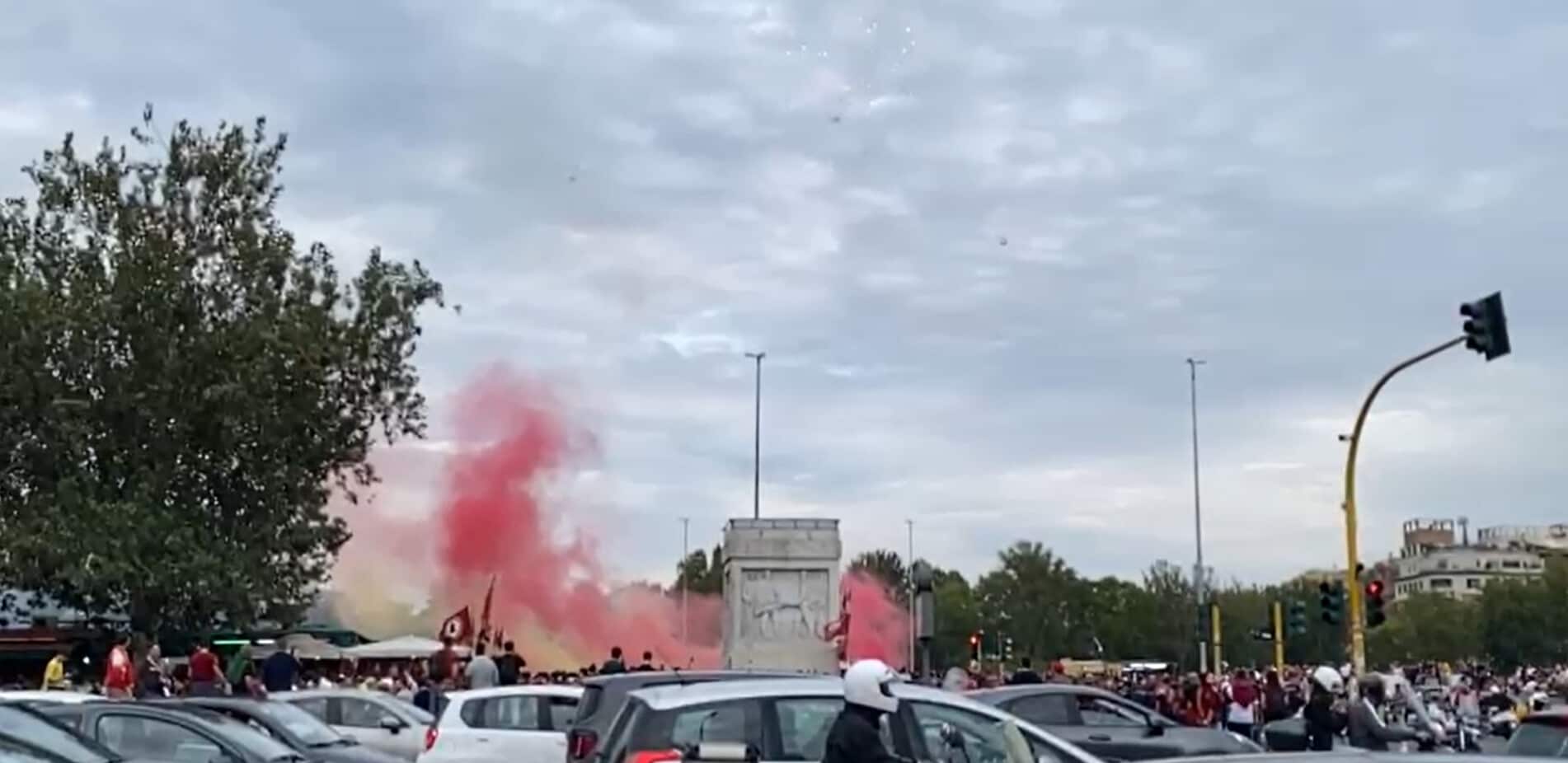 Roma, fumogeni e fuochi d'artificio dei tifosi prima dell'Udinese