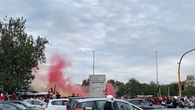 Roma, fumogeni e fuochi d'artificio dei tifosi prima dell'Udinese