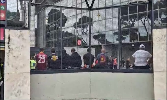 Roma, la protesta della curva sud: si entra ma si rimane nel piazzale