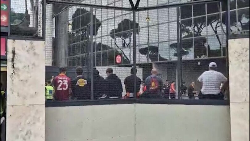 Roma, la protesta della curva sud: si entra ma si rimane nel piazzale
