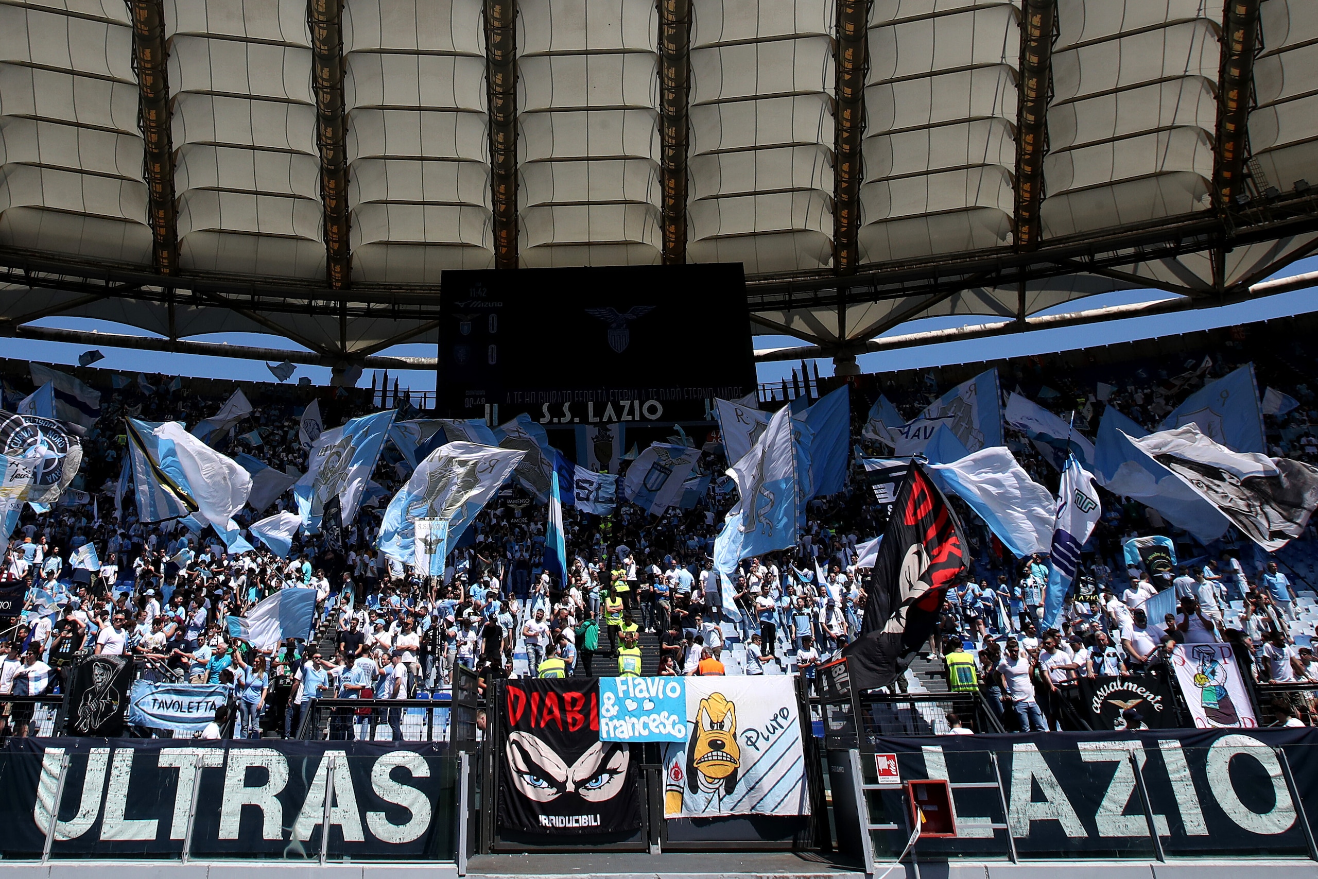Lazio, arrestati nella notte 50 tifosi in Germania. I Friedkin vogliono Sarri all'Everton