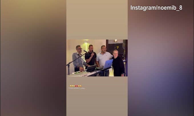 Totti festeggia il compleanno cantando "felicità" di Albano