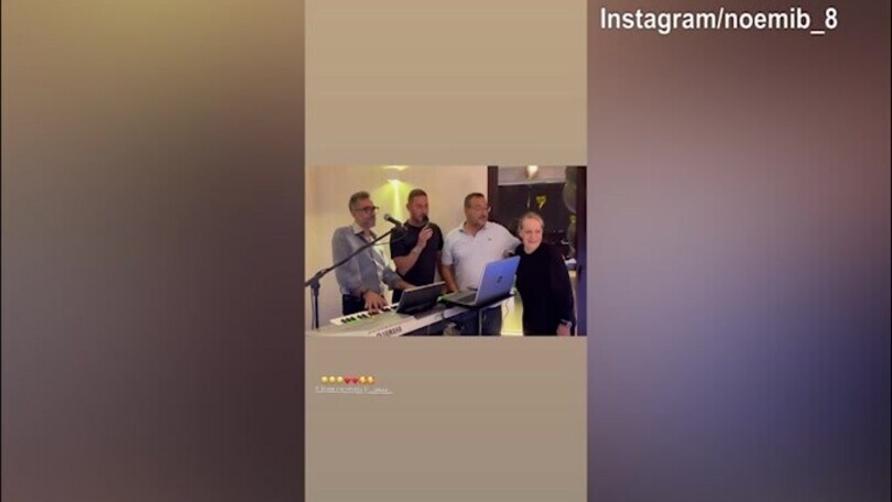 Totti festeggia il compleanno cantando "felicità" di Albano
