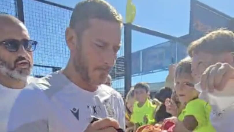 Totti show: incanta a padel e firma autografi ai tifosi