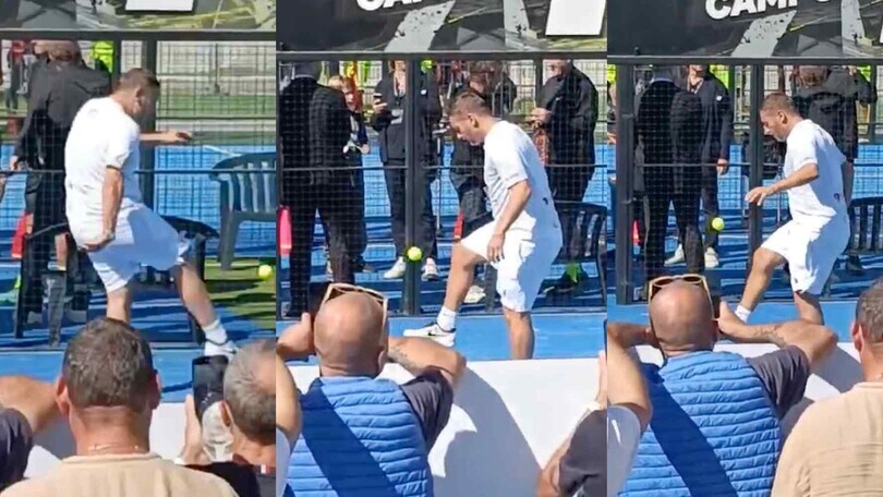 Totti show, palleggia con una pallina da padel