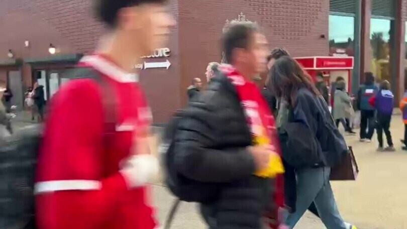 Liverpool-Bologna, Cesare Cremonini ad Anfield con la fidanzata