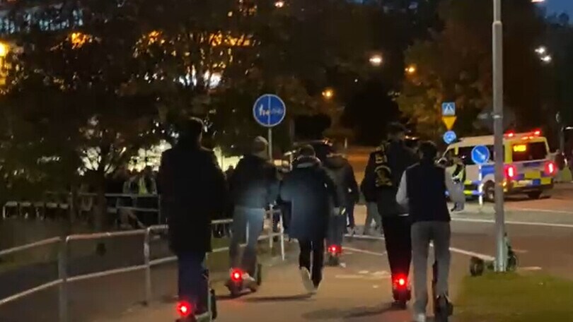 I tifosi dell'Elfsborg in monopattino prima della sfida alla Roma