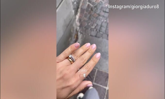 Lady Belotti di corsa e sotto la pioggia