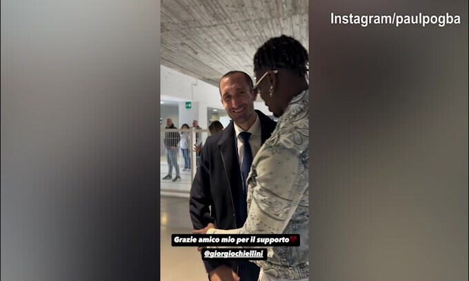 Pogba-Chiellini, abbraccio dentro l'Allianz Stadium