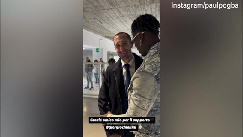 Pogba-Chiellini, abbraccio dentro l'Allianz Stadium