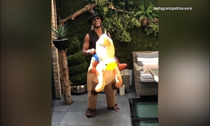 L’ultima pazzia di Evra, il cowboy che balla a cavallo