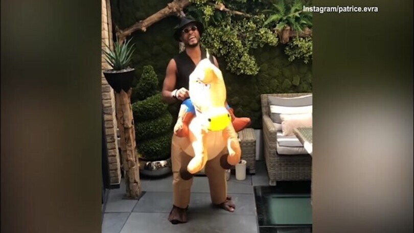 L’ultima pazzia di Evra, il cowboy che balla a cavallo