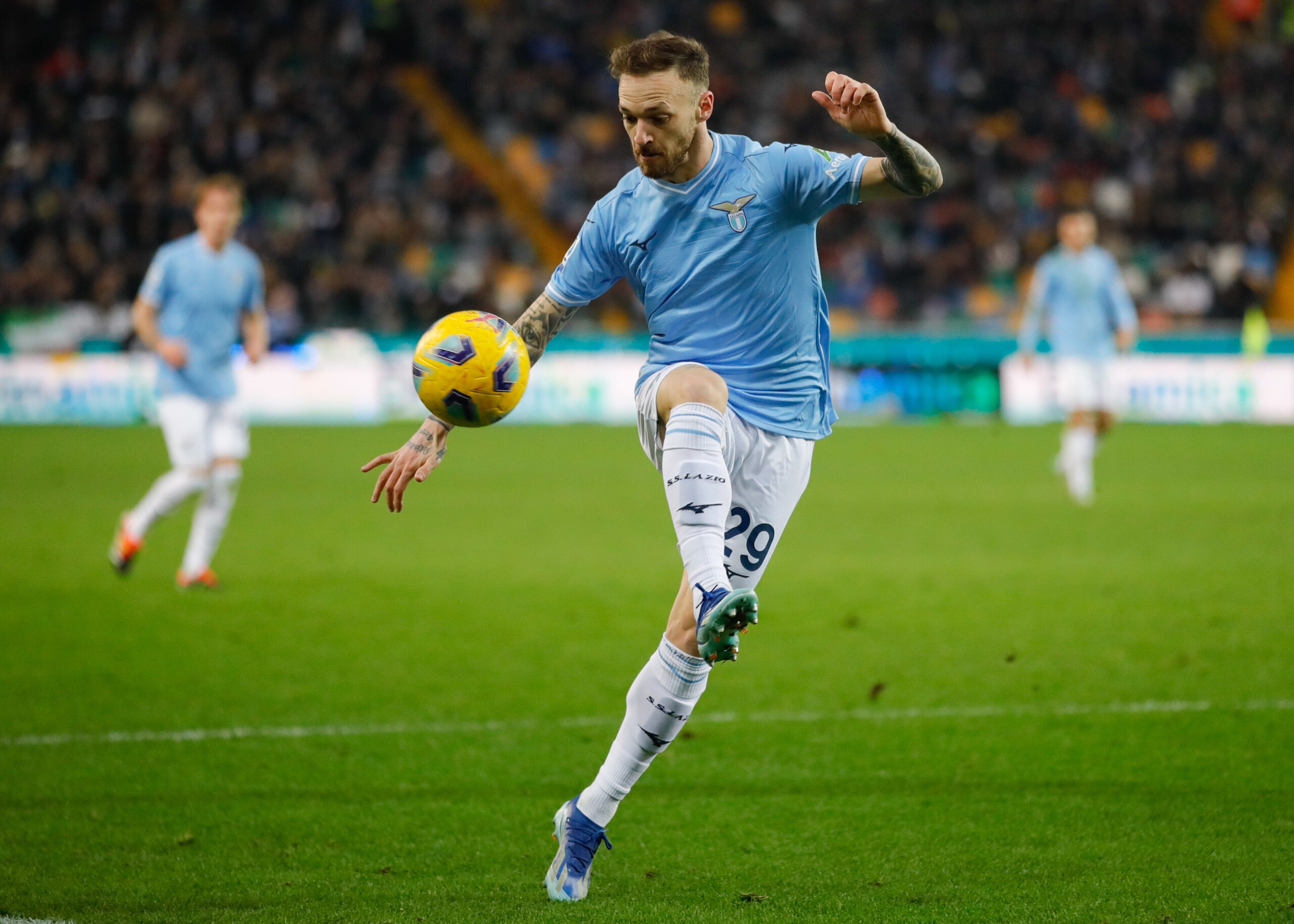 Lazio: Lazzari fuori un mese. Roma, frecciata social di Hummels al club