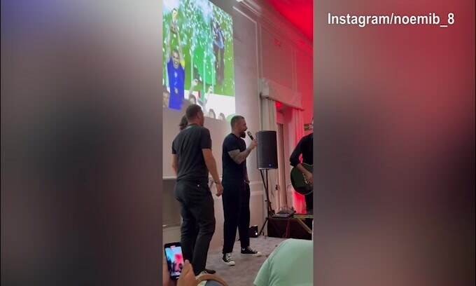 Totti e De Rossi cantano insieme "Ci vorrebbe un amico"