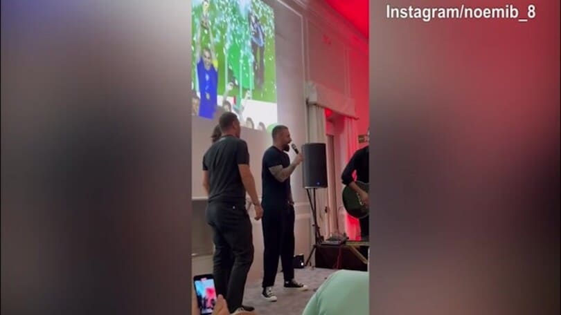 Totti e De Rossi cantano insieme "Ci vorrebbe un amico"